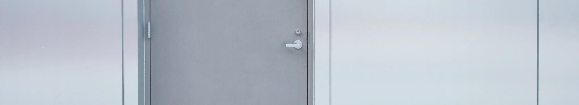 srebrna klamka w drzwiach